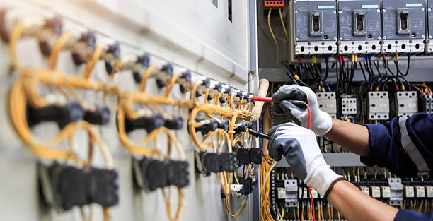 Professional Electrician technician working in De Soto, IA